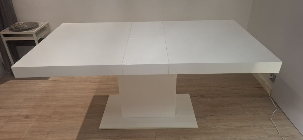 Stół do salonu lakierowany