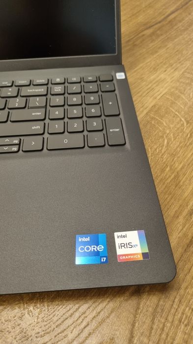 Dell Vostro 3510 i7 / 8 GB/ 512 GB