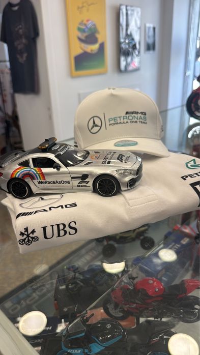 Mercedes Petronas F1 conjunto 3 peças Polo + Bone + carro de apoio Mercedes