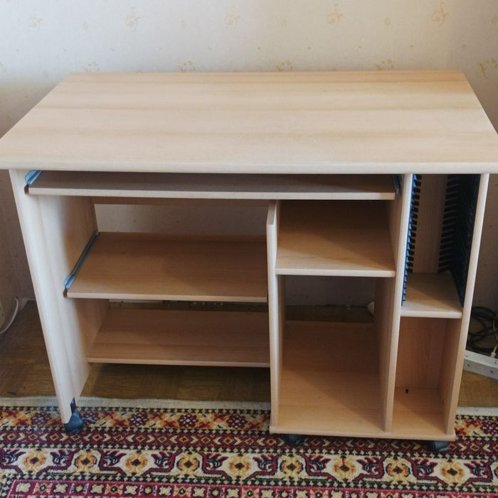 Biurko jasne z półką na klawiaturę