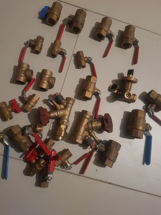 Zawory mosiężne różne duże i małe