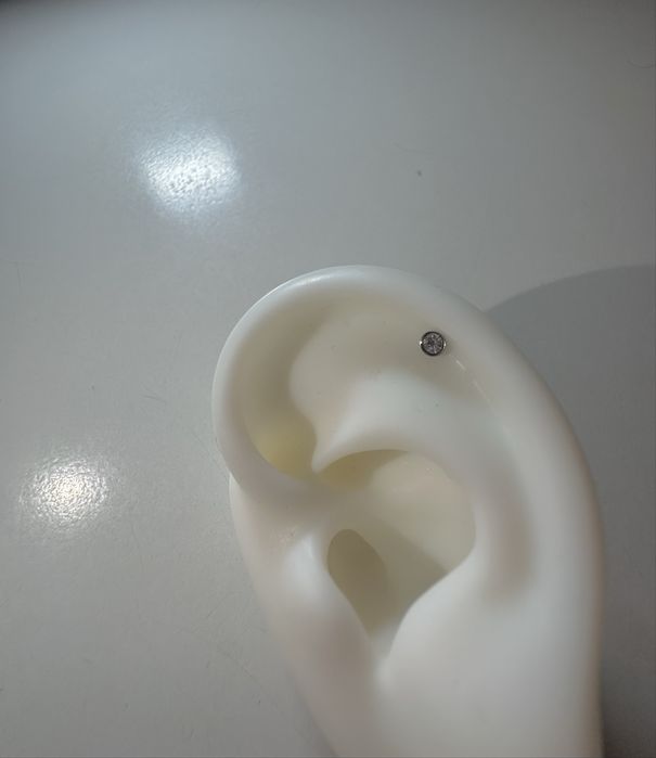 Титановий пірсинг лабрет з камінням фіаніт пірсинг в хрящ вухо ніс