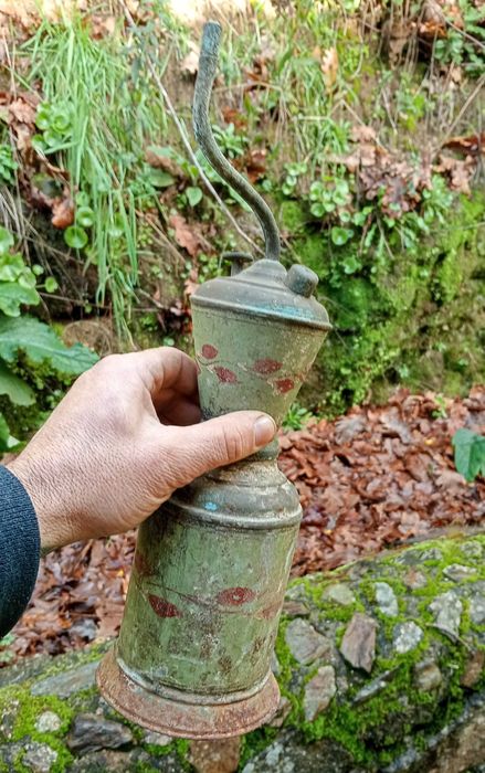 Várias peças antigas de metal - Latoeiro