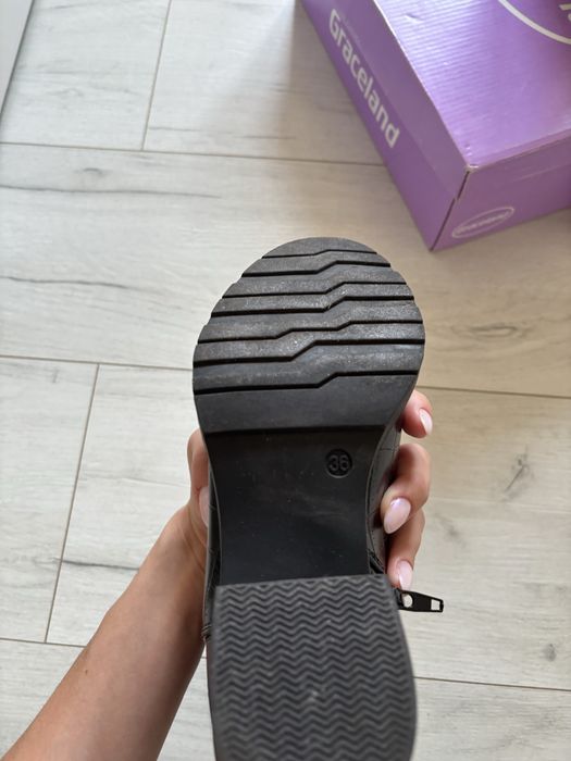 Zimowe czarne buty na koturnie