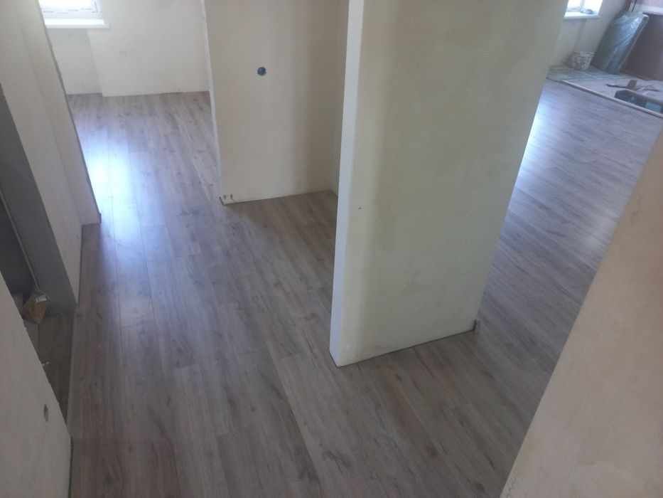 Укладка ламината, настил линолеума, ковролина плинтуса. Поклейка обоев