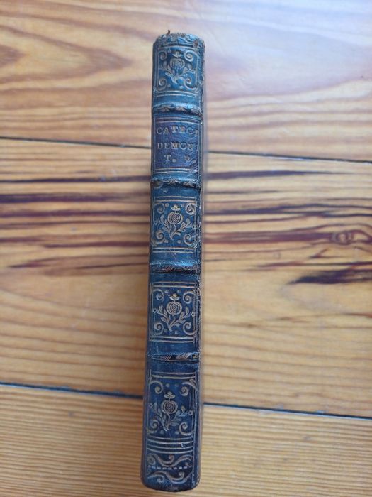 Livro de catecismo muito antigo, do Séc. XVIII