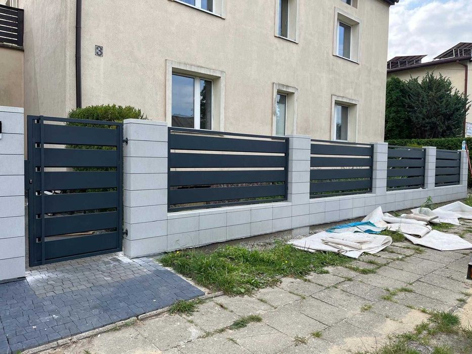 ogrodzenie grzebieniowe aluminiowe pionowe profile mur betonowy L