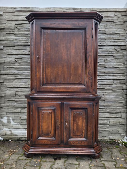 Ciekawa dębowa komoda. .