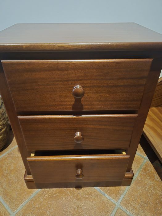 Cama completa + mesa cabeceira