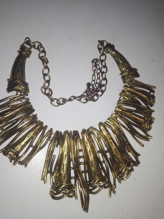 Colar curto dourado