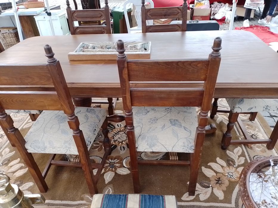 Mesa de sala com 8 cadeiras mede 1.90 x1m