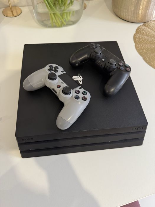Продам PS 4 Pro 1TB + 2 геймпади