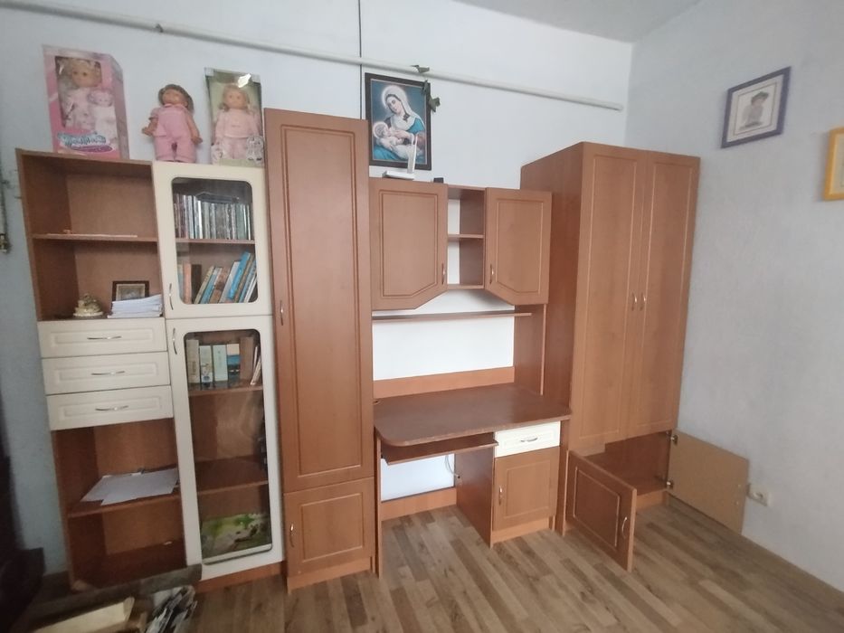 Продаємо меблі, шафа, письмовий столик, одно дв шафа, книжкова полиця
