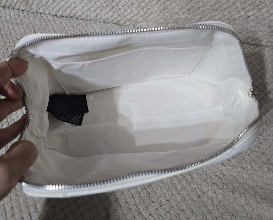 Duża kosmetyczka biała.