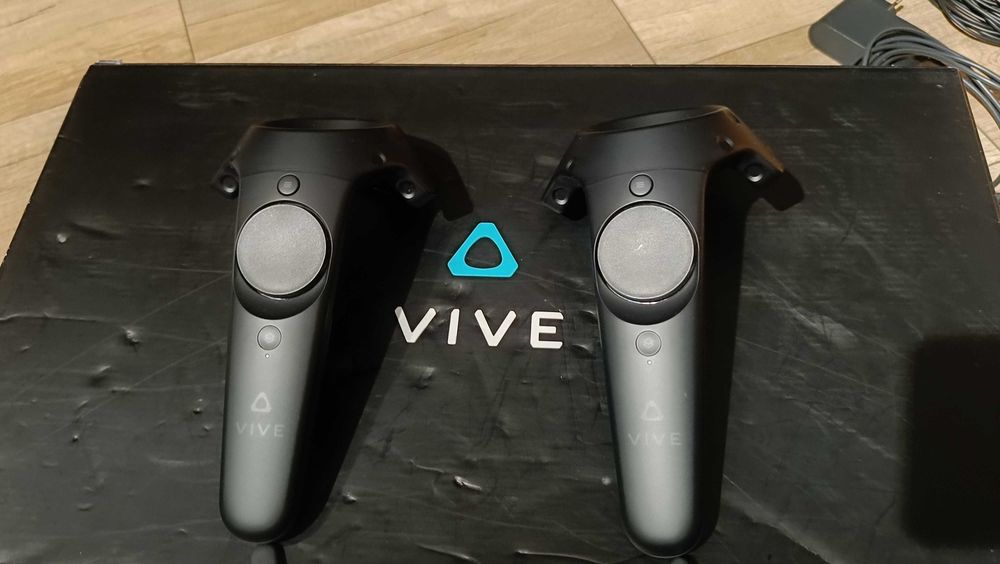 HTC VIVE Cosmos Elite Gogle VR cały zestaw + statywy + ochraniacze