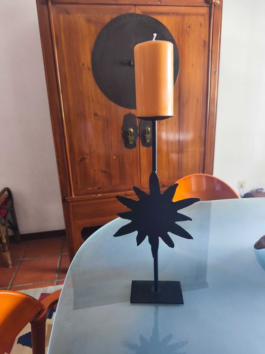 Castiçal em ferro, com sol
