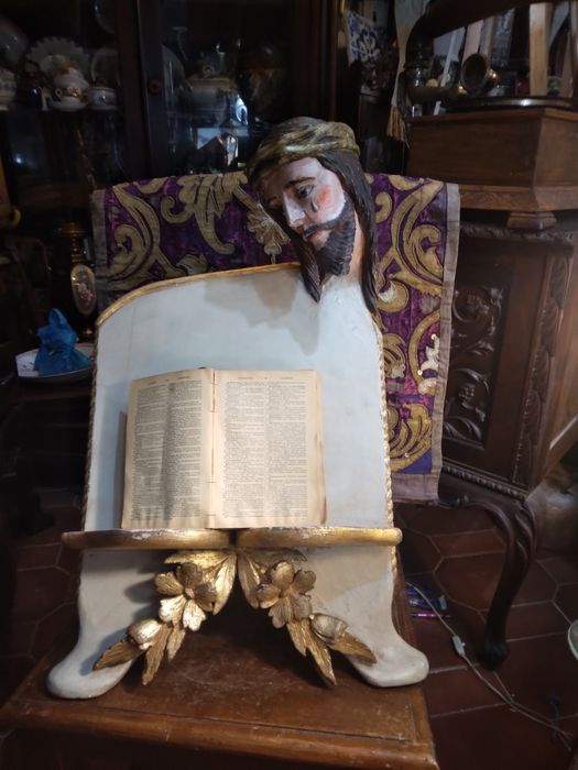 Estante litúrgica  com figura esculpido