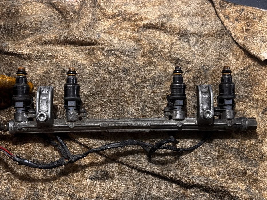 Топливная рампа PЕКАR с форсунками на змз4213-4216 газель, уаз