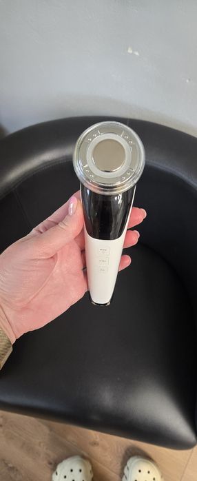 Urządzenie do masażu twarzy EMS. Urządzenie do liftingu twarzy