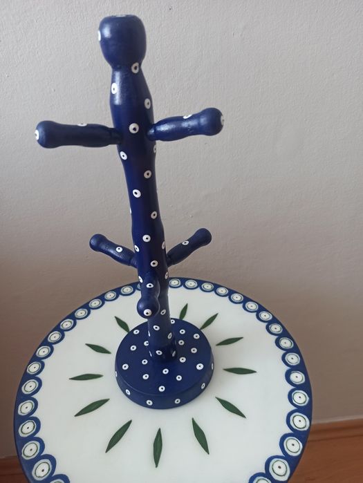 Stojący wieszak na kubki.