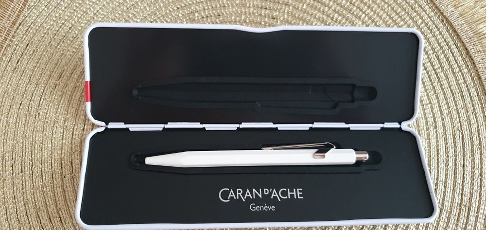 Długopis Caran d'Ache 849 Pop Line Fluo M w pudełku biały