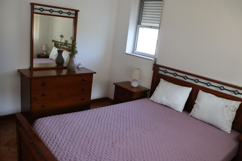 Conjunto cama, mesinhas, cómodo e cadeira