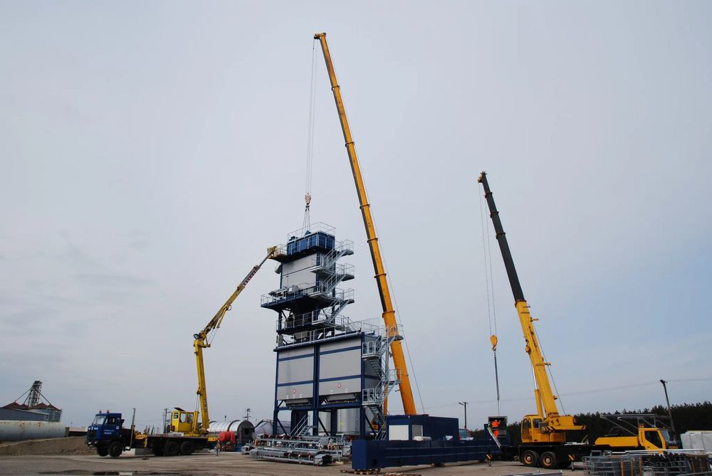 MAN Bumar Koszalin PT 30-02 z kabiną dla operatora Podnośnik koszowy 30m Zwyżka 30m Zasięg boczny 21m udźwig kosza 365kg Praca w negatywie Na podwoziu przejcówki MAN / Jelcz P642 Podnośnik z kabiną operatorską i rozsuwanymi podporami  Podnośnik koszowy 30