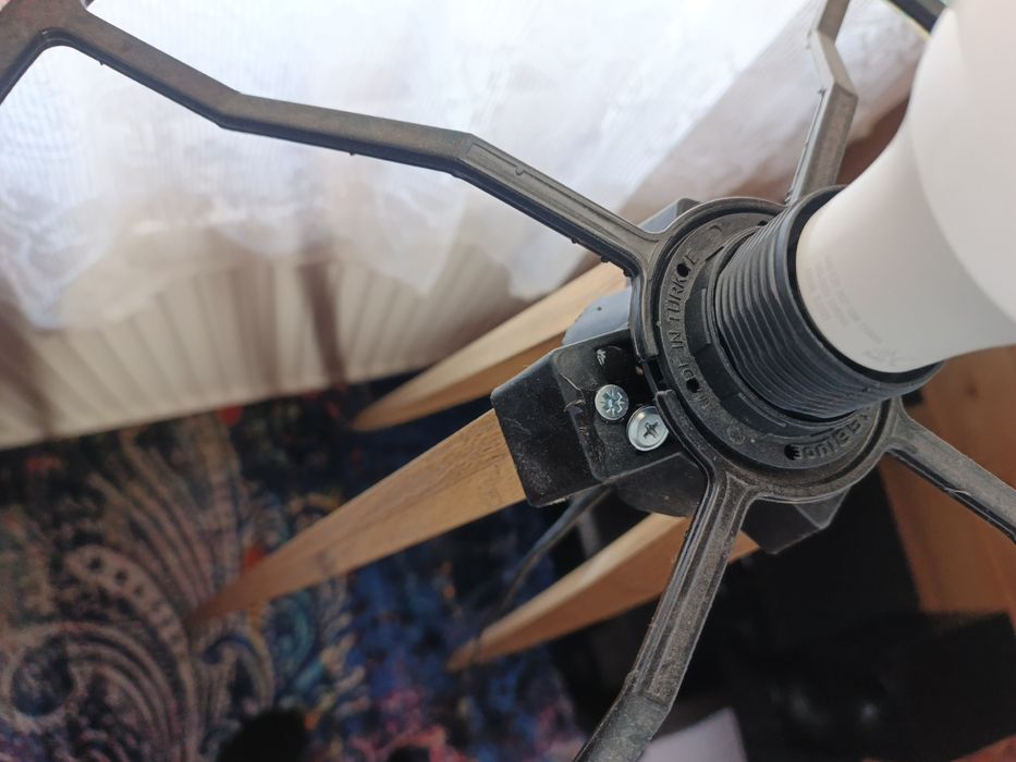 Lampa stojąca na nogach