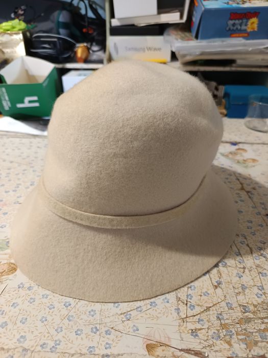 Vendo chapéu branco para mulheres bom estado