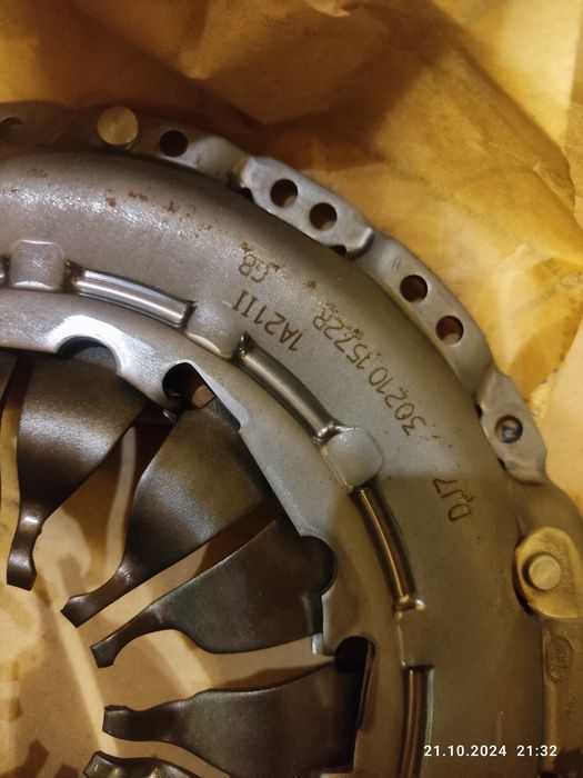 новый комплект сцепления оригинал на к9к 1.5 dci МКПП
302057505R.