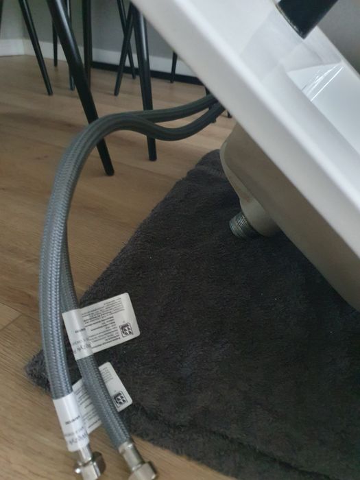 Umywalka łazienkowa z baterią i wężykami