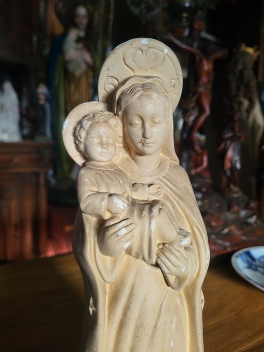 Stara figurka Maryja z dzieciątkiem Jezus