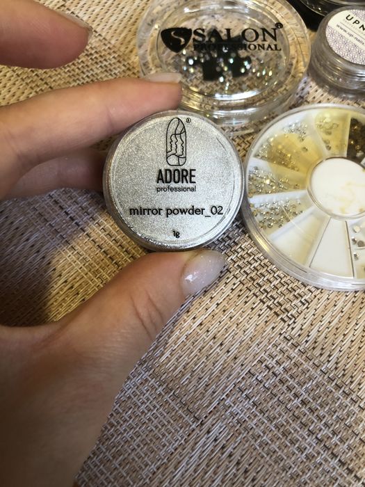 Стрази та напилення для нігтів