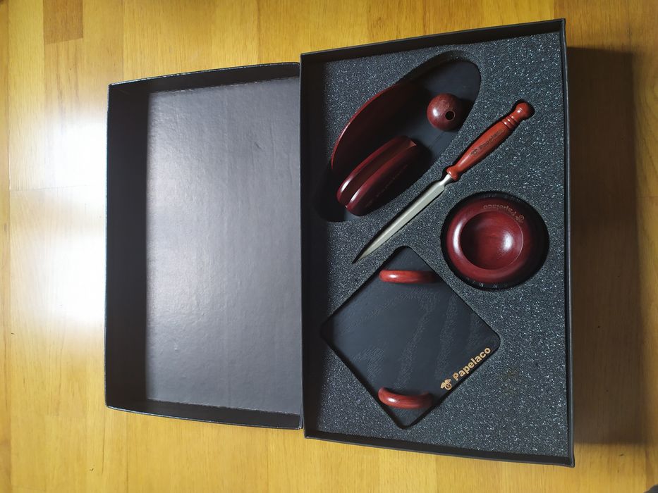 Conjunto de Secretária Deluxe em Madeira da Papelaco. Novo.