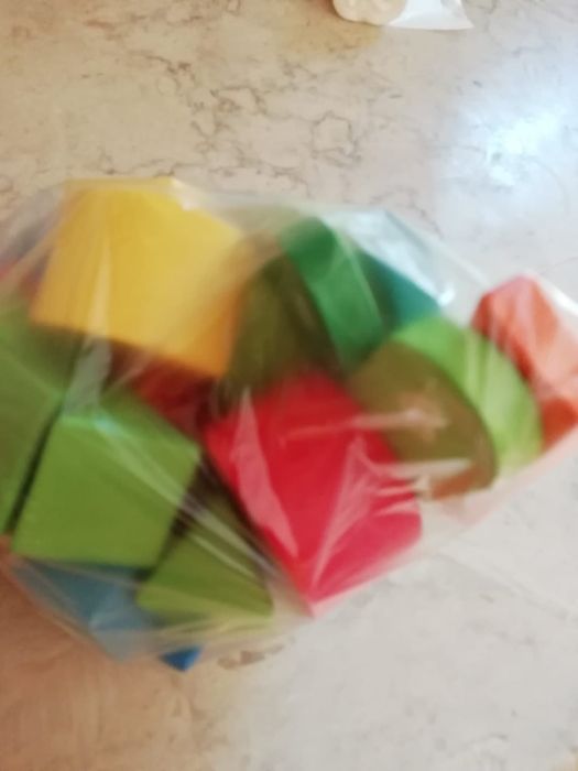 Várias peças geométricas em madeira