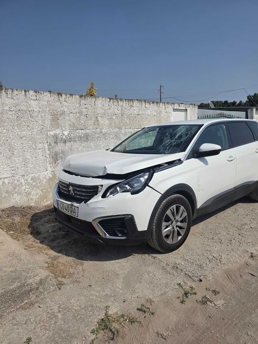 Peugeot 5008 acidentado