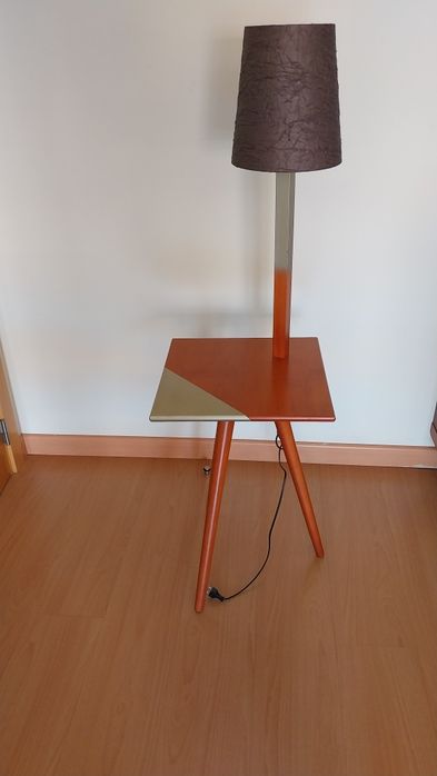 Mesa de apoio com candeeiro