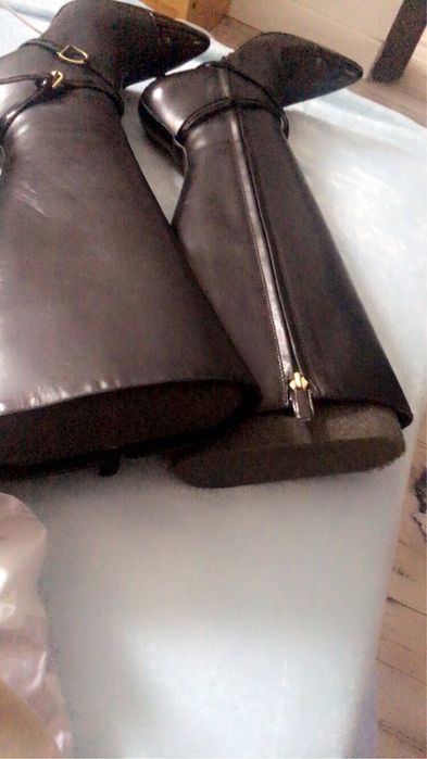 Bota cano alto em pele