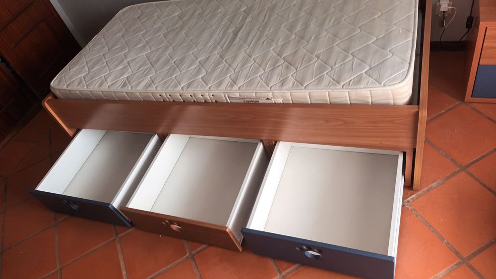 Cama com colchão e gavetões, 2 cobertores e 1 colcha