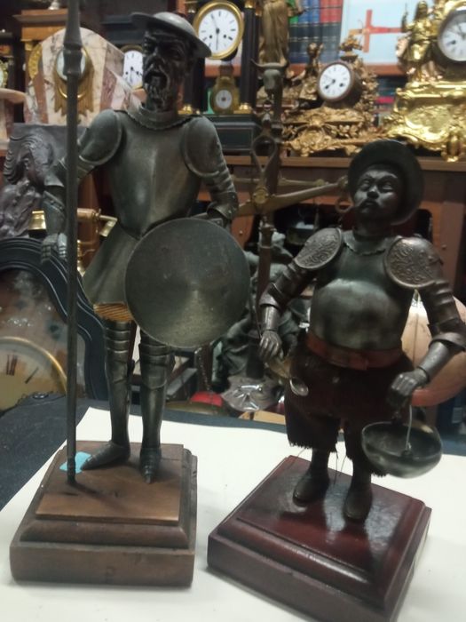 D. Quixote de la Mancha e seu fiel escudeiro, Sancho pança. Em metal,