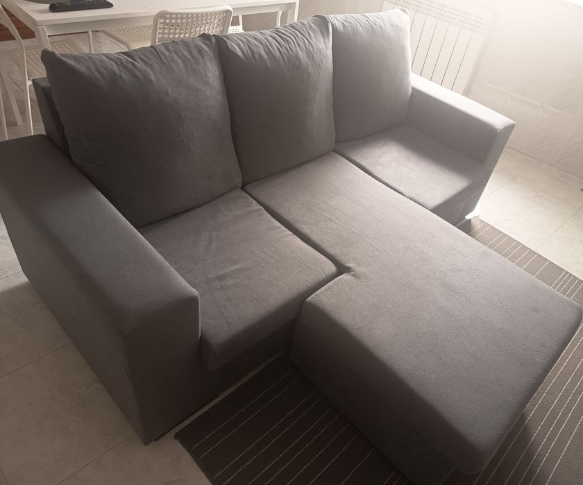 Sofá cinza com chaise longue reversível