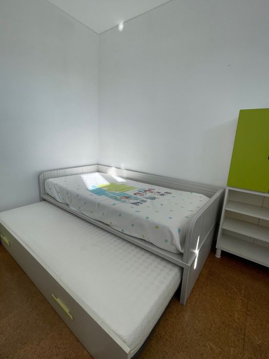 Cama de criança com colchões e armários