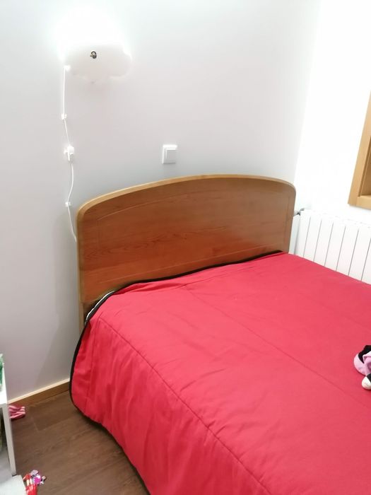 Cama de casal em madeira maciça