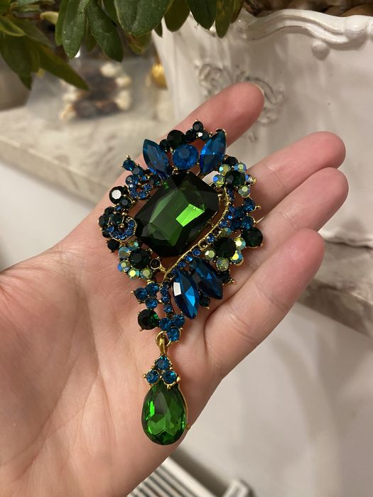 Duża cyrkoniewa broszka zielona