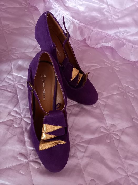 Śliczne buty aksamitne czółenka na obcasie szpilki fioletowe złote