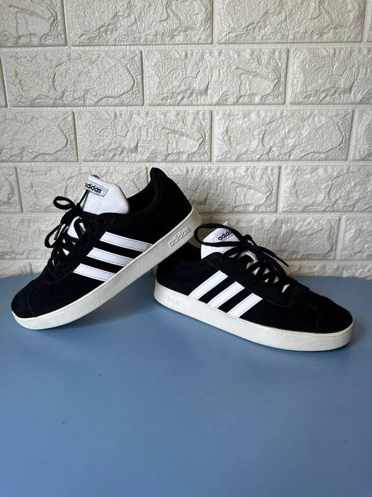 Кросовки Adidas 37.5р мокасини хайтопи кросівки