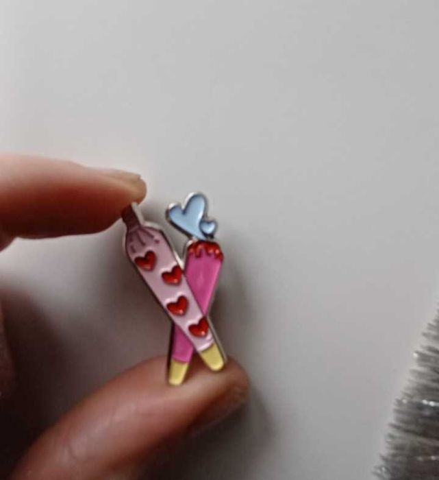 Emaliowany pin przypinka funky Love Puf puf
