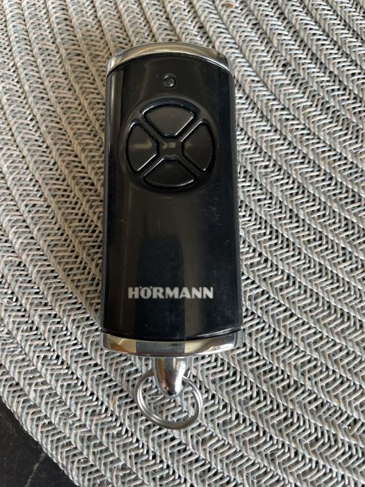 пульт дистанційного керування від воріт або гаража бренду Hörmann