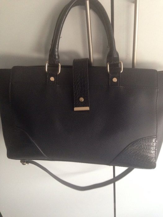 Duas malas  novas uma preta e outra creme da parfois novas