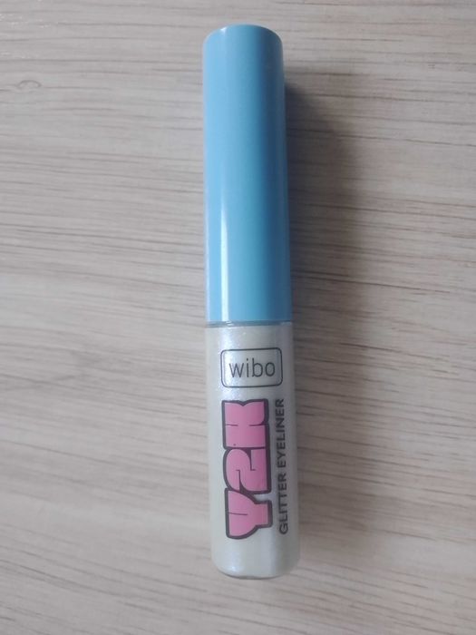 Glitter eyeliner - nowy